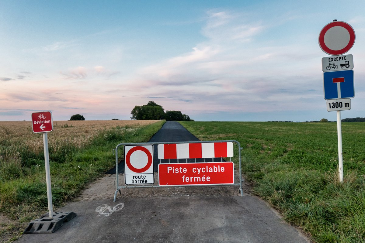 drakewla's tweet photo. #PC9Lux is closed near #Leudelange. No proper diversion: not at all on one side, and leading nowhere on the other... https://t.co/suCLjDYlPH
