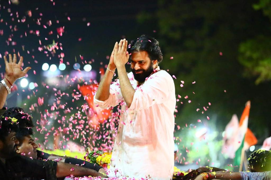 TejaTrippy's tweet photo. Win Or Lose We Are With You Anna 
We Follow You 
We Stand With You 
Advance Happy Birthday Guruji 🥳🤩😍
#VakeelSaab #AdvanceHBDPawanKalyan
@PawanKalyan https://t.co/gM0y2aizp9