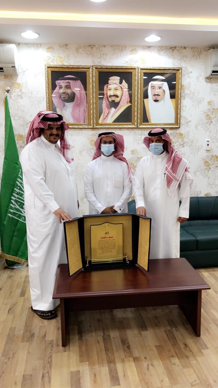 عبدالله العازمي V Twitter كرم مدير إدارة الموارد البشرية في تعليم الطائف عبدالله الحارثي وبحضور مساعده صالح الزهراني مدير وحدة التطوير سابقا سليمان الربيعي وذلك نظير جهوده المميزة خلال فترة عمله بالموارد