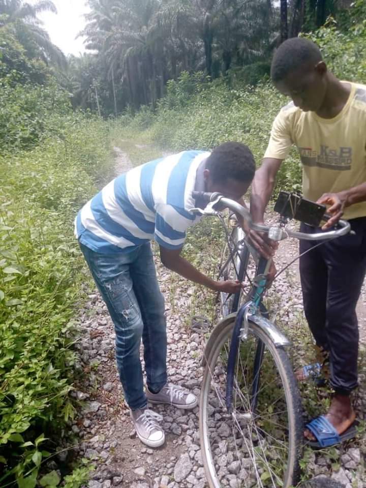 osmsierraleone's tweet photo. The UNIMAK Youth Mappers chapter doing Mapillary mapping in Makali, Northern Sierra Leone @youthmappers @Patiflafla
https://t.co/0qjC9XsbPg https://t.co/YGiaqH8WKP