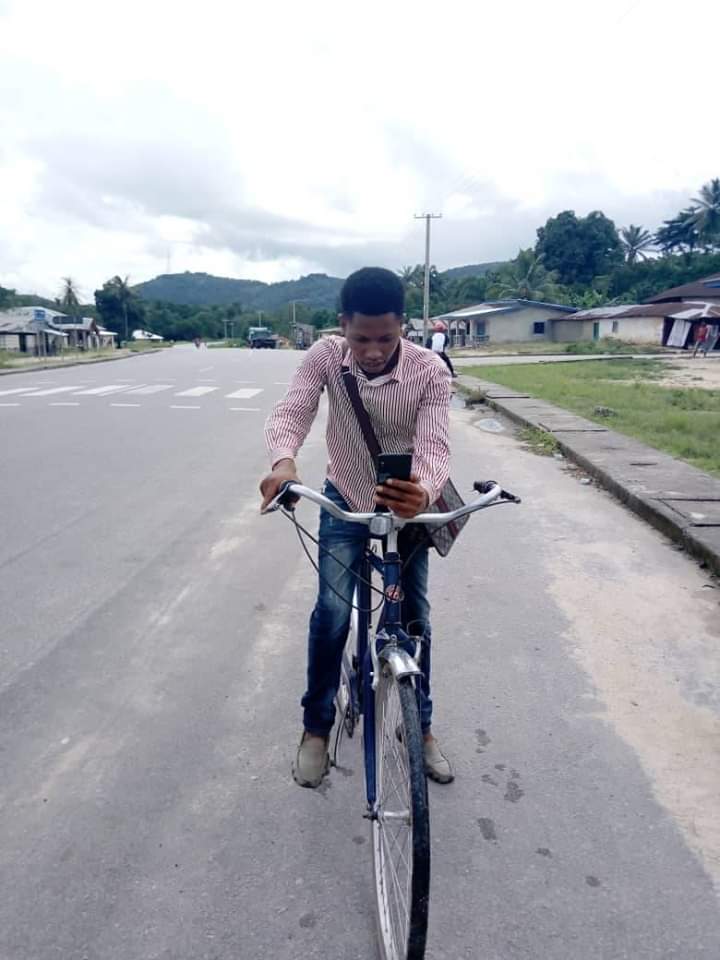 osmsierraleone's tweet photo. The UNIMAK Youth Mappers chapter doing Mapillary mapping in Makali, Northern Sierra Leone @youthmappers @Patiflafla
https://t.co/0qjC9XsbPg https://t.co/YGiaqH8WKP