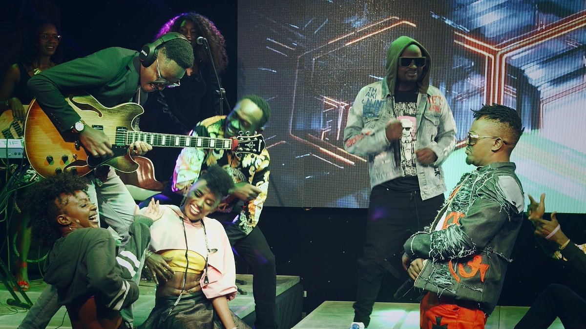 Kamilisha sentensi ikitumia picha hii .Utamu wa mziki ni ?...........

@punitwagenge live show available on youtube 

#Bugubugu #kikundiserekali #wagengehao