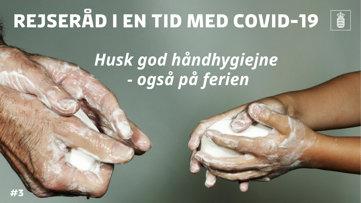 UMBorgerservice's tweet photo. Undgå smitte på rejsen.

COVID-19 kan smitte på to måder:
1. Dråbesmitte via host eller nys
2. Kontaktsmitte via berøring af overflader

Du kan minimere risiko for smitte ved at holde fysisk afstand &amp; ved at sikre en god håndhygiejne.

Læs flere rejseråd: https://t.co/6iVDawObqz https://t.co/XwuBoN5SuR