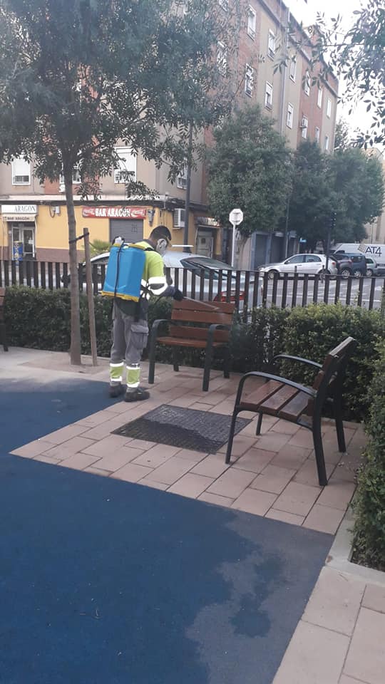 Gesquart's tweet photo. Bon dia !! Hui dimarts a aquestes hores ja tenim desinfectats quasi tots els parcs infantils de #quartdepoblet perquè estiguen llestos per al seu ús. Continuem treballant per a evitar la propagació del #Covid_19 @AjuntamentObert @bnofuentes @toniquintana https://t.co/MFPhrF9nD4
