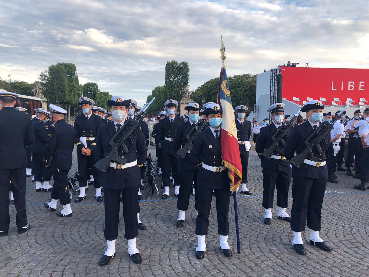MarineNationale's tweet photo. #Endirect depuis la place de la Concorde, nos marins achèvent leurs préparatifs pour le défilé du #14juillet 🇫🇷 Retrouvez les tout au long de la journée sur l'ensemble des réseaux sociaux de la @MarineNationale ! ⚓️ https://t.co/08ydAj1NKH