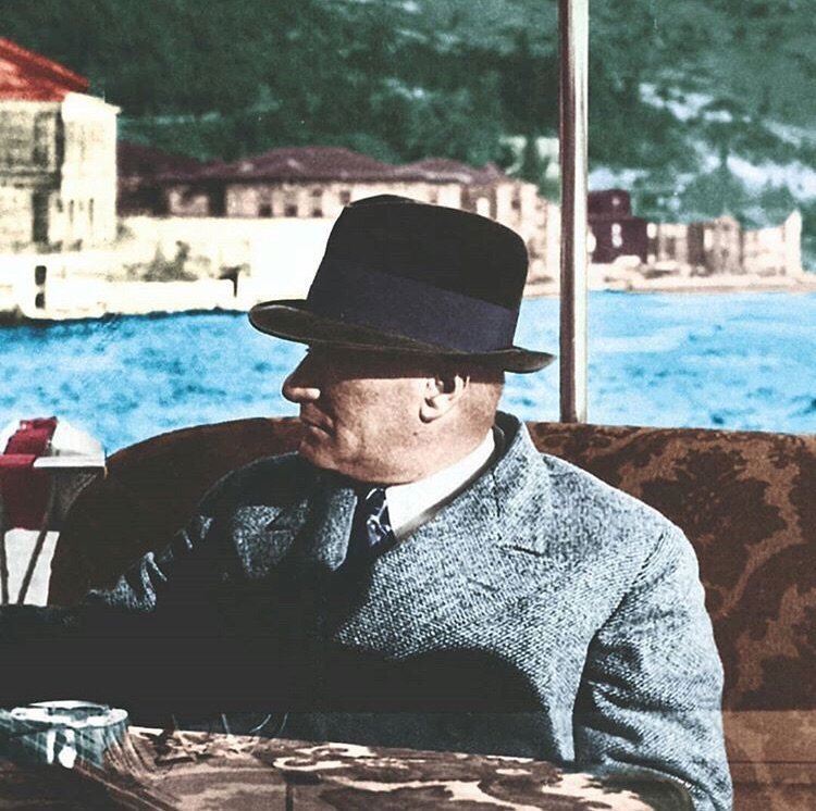 #AtatürkDiyorKi 

"Hürriyetten doğan buhranlar ne kadar büyük olursa olsun, hiçbir zaman fazla tazyikin temin ettiği sahte güvenlikten daha tehlikeli değildir." (1930)

#MusafaKemalAtatürk