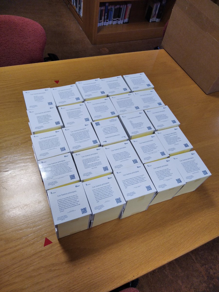 JLBracamonte's tweet photo. Ya los tengo. 5000 posavasos con las primeras frases de 25 obras literarias y el QR para descargar la obra en el formato que desee el lector. Ahora, a repartirlos a los bares. #biblioteca @AytoPenaranda #extensióncultural https://t.co/vO9RjsjnP3