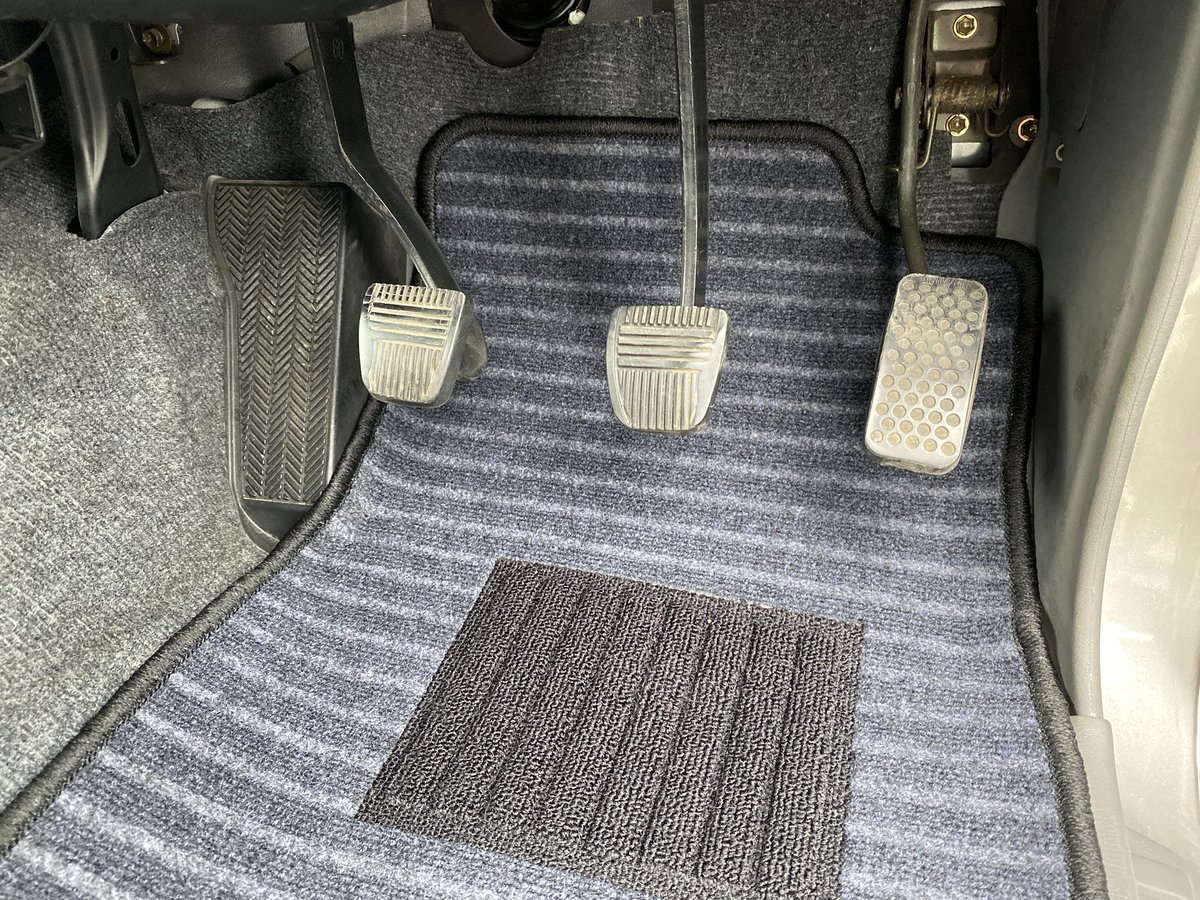 428 ランクル70 ペダルゴムカバーの交換 外したカバーはカチカチでした