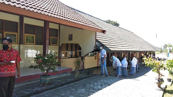 DikbudNTB's tweet photo. Pengambilan gambar produksi konten persiapan new normal di sekolah. Reka adegan ketika siswa akan masuk ke dalam ruang kelas. Mengecek suhu tubuh, cuci tangan dan menggunakan handsainitizer. Sesuai dengan protokol Covid-19, harus tetap jaga jarak.
(04/07/2020)
#ntbgemilang https://t.co/JuJDp3mbPp