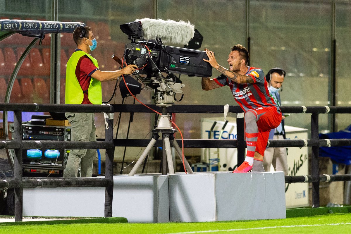 USCremonese's tweet photo. #CRECHI In focus 🔘🔴 #forzagrigiorossi #StrongerTogether (ph. Gettyimages @Lega_B ) https://t.co/9TlgZkUE7b