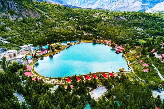 6) Au Skardu, Pakistan, pour son lac en forme de coeur et hôtels style oriental