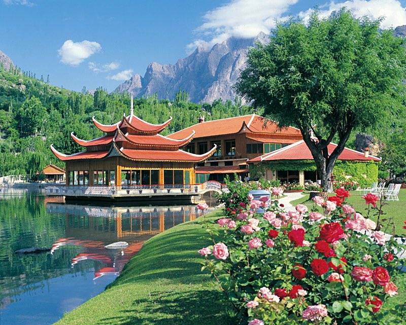 6) Au Skardu, Pakistan, pour son lac en forme de coeur et hôtels style oriental