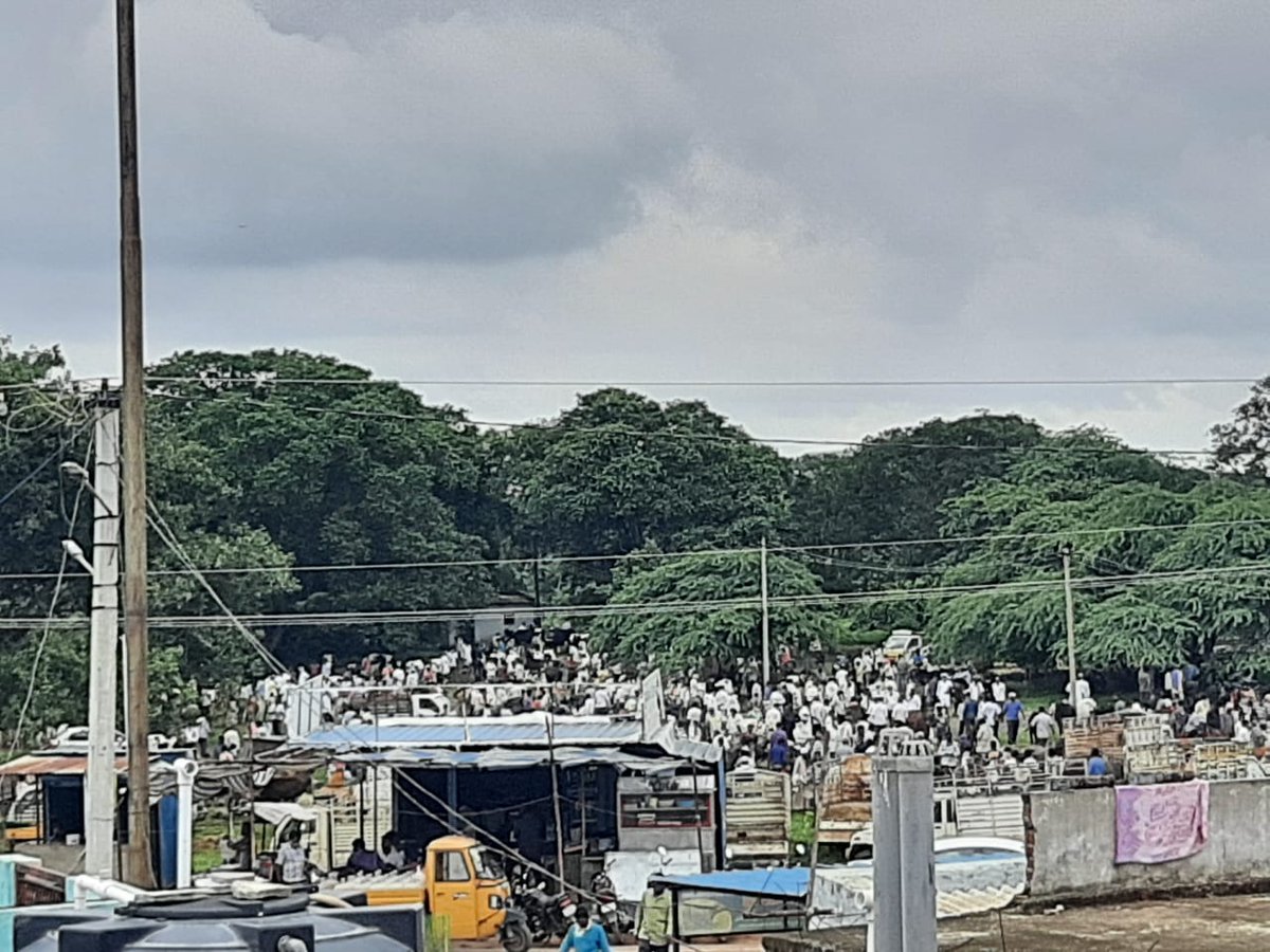 SandeepMamidi6's tweet photo. #Nosocialdistance #NoMasks 
Huge crowd in sardarnagar cattle market which is happening every Tuesday
#KTR,#harishraosir look into it,  as most of the people come from Maharashtra and TN where there is a huge cases from these states, primary contact may start because of market https://t.co/Ck2HlEMPru