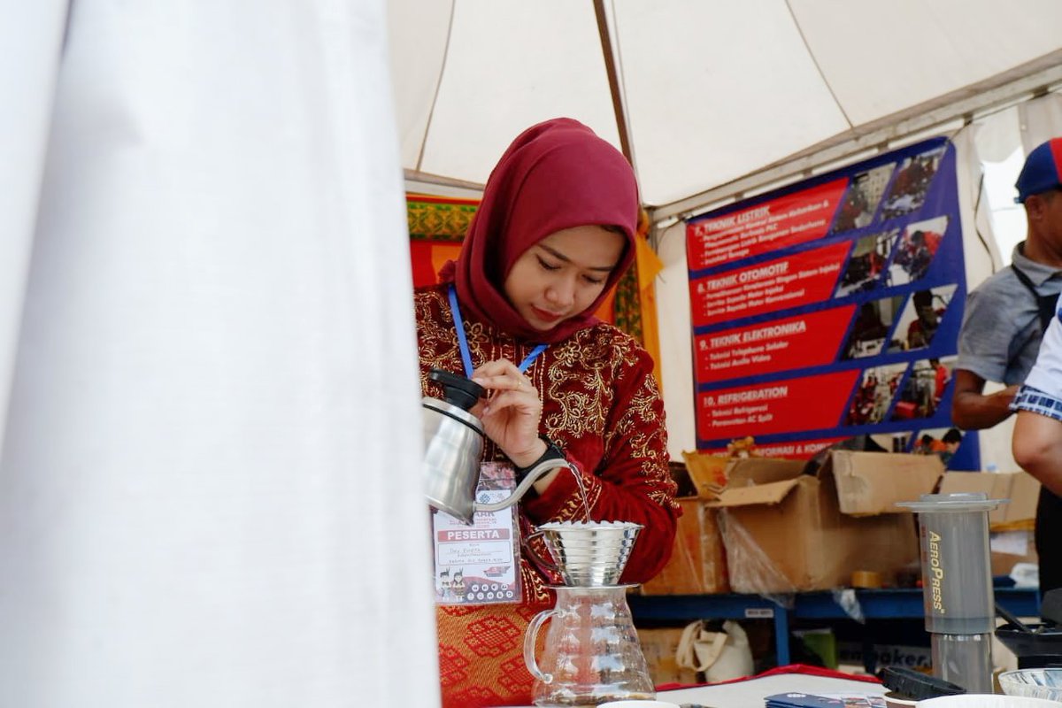 ervanfikri_'s tweet photo. Alhamdulilliah, berkat semangat, kerja keras dan banyak belajar. Dari usaha yang awalnya hanya online alhamdulillah sudah bisa membuka outlet sendiri.
Kota Langsa, Aceh 18 Juli 2018.
Jangan lupa hadir, utk rakan2 penikmat kopi arabica. #coffeeaceh #kopigayo #arabicagayo #Aceh https://t.co/91qxwIXWII