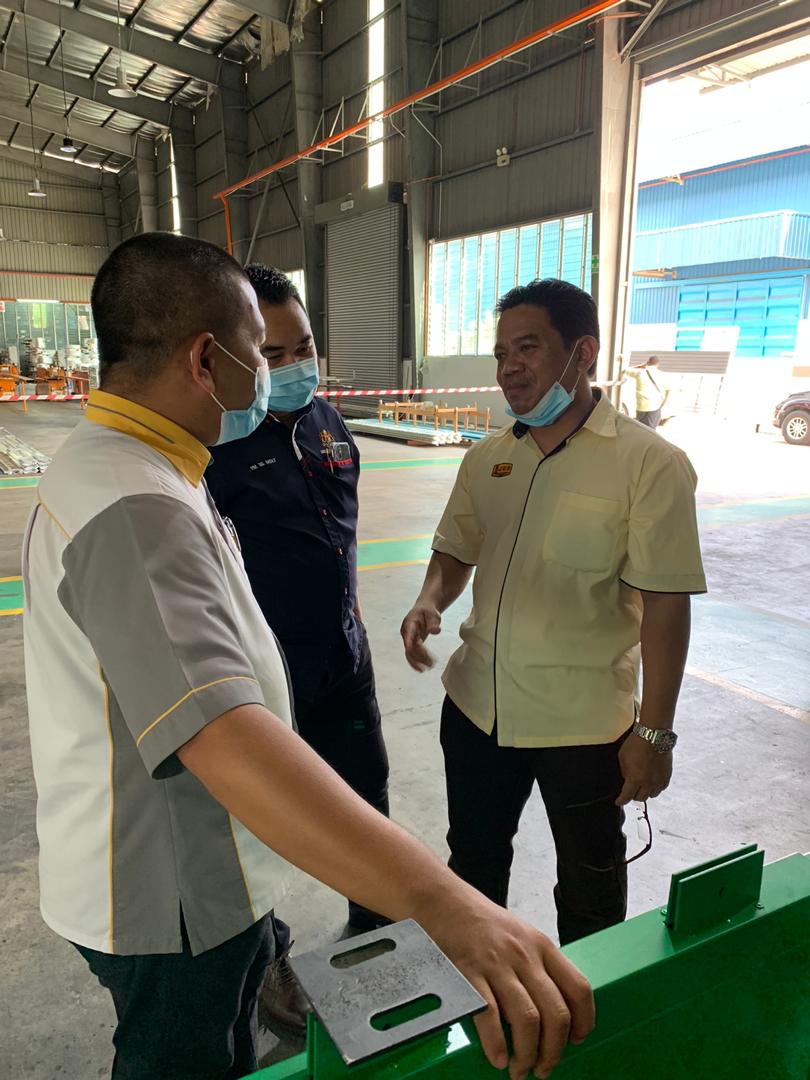 JKRKESEDAR (@jkrkesedar) on Twitter photo Sesi lawatan ke kilang produk iaitu SPACE PRODUCT SDN. BHD. diketua oleh <a href="/isk_jkr/">Iskandar Zulkarnain</a> Turut hadir Ybrs Tn. Pengarah <a href="/Irshukriishak/">Ir. Shukri Bin Ishak</a>
<a href="/Mazlan_Makhtar/">Mazlan</a> <a href="/sifu7959/">Saifulmizam</a> <a href="/Firdaus_Rameli/">Firdaus</a> @ridhuan1305 <a href="/1ukmanhakim/">lukman hakim</a> <a href="/JKRMalaysia/">JKR Malaysia</a> <a href="/Zulakmal8/">zulakmal</a> <a href="/MOWorks/">でやんす</a> Sesi lawatan ke kilang produk iaitu SPACE PRODUCT SDN. BHD. diketua oleh <a href="/isk_jkr/">Iskandar Zulkarnain</a> Turut hadir Ybrs Tn. Pengarah <a href="/Irshukriishak/">Ir. Shukri Bin Ishak</a>
<a href="/Mazlan_Makhtar/">Mazlan</a> <a href="/sifu7959/">Saifulmizam</a> <a href="/Firdaus_Rameli/">Firdaus</a> @ridhuan1305 <a href="/1ukmanhakim/">lukman hakim</a> <a href="/JKRMalaysia/">JKR Malaysia</a> <a href="/Zulakmal8/">zulakmal</a> <a href="/MOWorks/">でやんす</a>