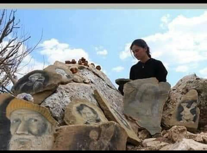 bilgibilgi_1's tweet photo. Burdur'da yaşayan geçimini hayvancılıkla sağlayan bir ailenin kızı olan Yörük kızı Büşra’yı  paylaşalım. Kısıtlı imkanlarıla dağa taşa resim yapan bu çocuğumuza sanat eğitimi için birileri el uzatır belki... https://t.co/qLgP4ONFAr