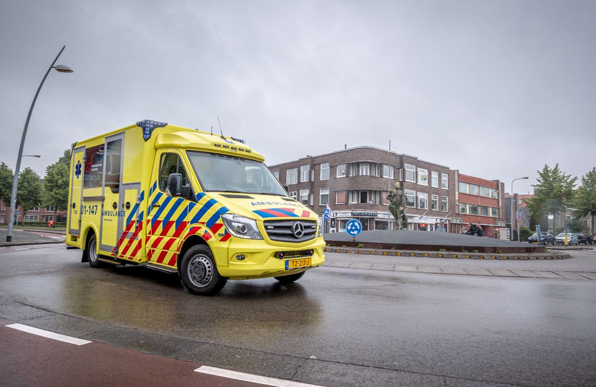 Mocht je net over de rotonde rijden en je ziet ons aankomen met zwaailicht en sirene? Rijd dan een extra rondje, zodat wij gemakkelijk de rotonde verlaten en onze weg vervolgen. Dank jullie wel namens alle #ambulancechauffeurs! 🚑 #samenbeter #dmvda #tip #dank #bvd #ambulance