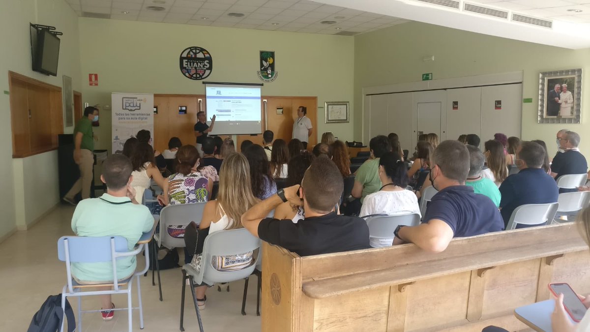 ScoolTic's tweet photo. Todos listos! Segunda jornada de la #EscuelaVeranoScooltic @orgulldemestre @DavidSolerGarr1 @serlopord @josemagarciag @EliseoVercher @chusohh5 @lolamorenolozan @acatarineu @scooltic @kgalvan71  #ScoolticTransforma https://t.co/1sbmdbYIFY