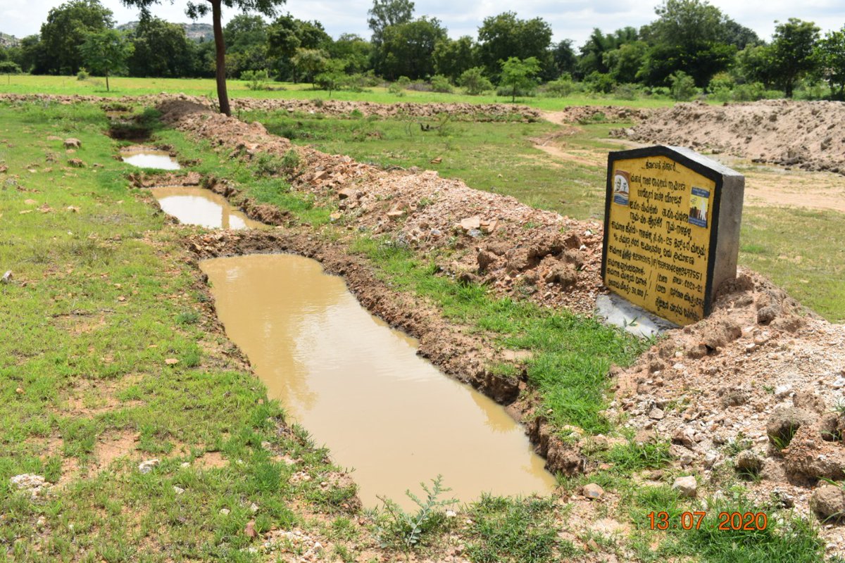 VBGRAMGKAR's tweet photo. Sri Kantaraju s/o Mallamma is harvesting lakhs of litres of water, while his neighbours haven't harvested as much rain water.
The full #farm_pond and #trenches will surely help the farmer raise a good crop this year!
Hosahalli GP, Madhugiri block, Tumkur District.
#mgnrega https://t.co/euiQlrLrA1