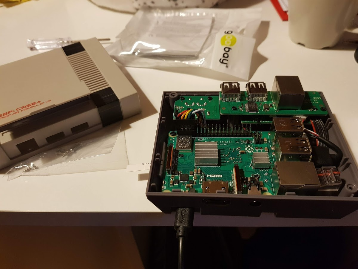 bigbenbullet's tweet photo. Lego komt met een NES kit.
Die niet echt werkt...
Voor meer dan 200 euro...

Doe mij dan dit maar. #NESPi #RaspberryPi #RetroPie https://t.co/9SNxvgUVDH