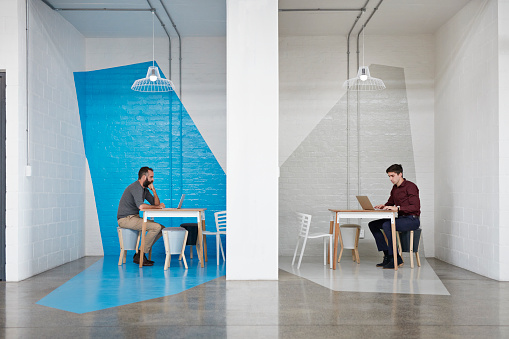 Robilant's tweet image. FUTURO ANTERIORE // #WORKSPACES
Gli spazi di lavoro, come li abbiamo
progettati finora, non saranno più adatti a
rispondere alle nuove modalità verso cui
eravamo già proiettati, ma cui il lockdown
ci ha portati prima del previsto.
Spazi flessibili per intelligenze mobili.