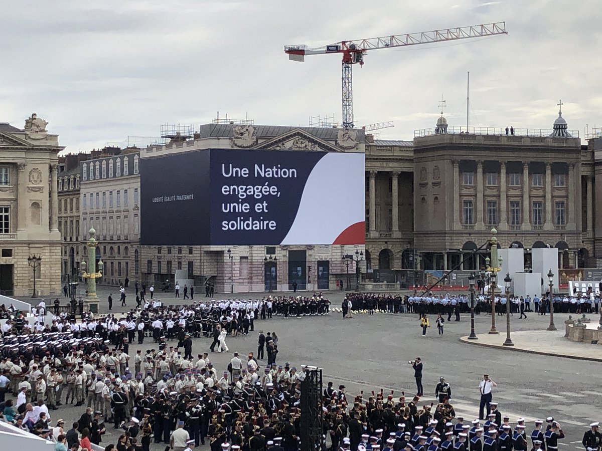 Eine Nation, engagiert, vereint und solidarisch lautet das Motto dieses #14juillet . Dieses Bild möchte #Macron gerne senden. Tatsächlich ist #Frankreich eher gespalten. Nach der Zeremonie will Macron in einem Interview erklären, was er politisch in den kommenden 2 Jahren vor hat