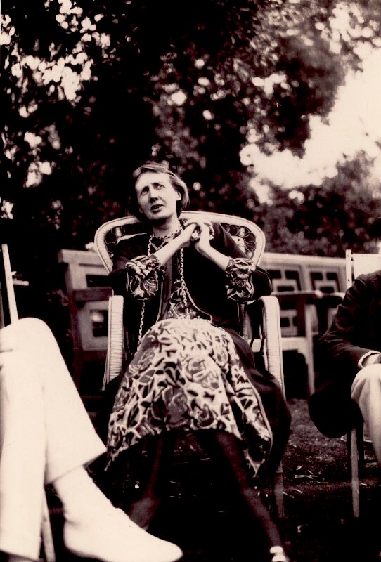 RealEmirHan's tweet photo. Virginia Woolf 

photographed by 
Lady Ottoline Morrell 
June 1926 https://t.co/rzEyF0U5mM
