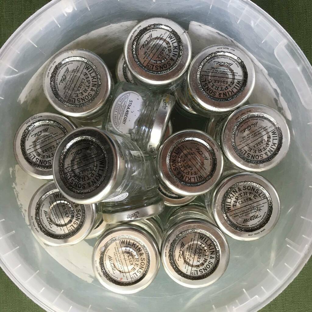 SuePrinceArtist's tweet photo. I've been nominated by lovely @ruthgrayimages to take part in #10tools, so for day 2 it’s tiny jam jars that hold my home prepared pigments.  I collect from hotels to save them going in the rubbish...
.
.
.
#eggtempera #folkart #pdartisans #pigments #egg… https://t.co/TEdbORRBLX https://t.co/nqeRdLFrWg