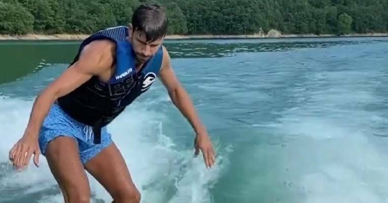 📰[MARCA] | Pique goes wakesurfing on his day off. Gerard Pique opted to spend his day off wakesurfing with his family, as he uploaded a video on social media. He will return to training on Tuesday. Barcelona are not in action until Thursday, when they host Osasuna.