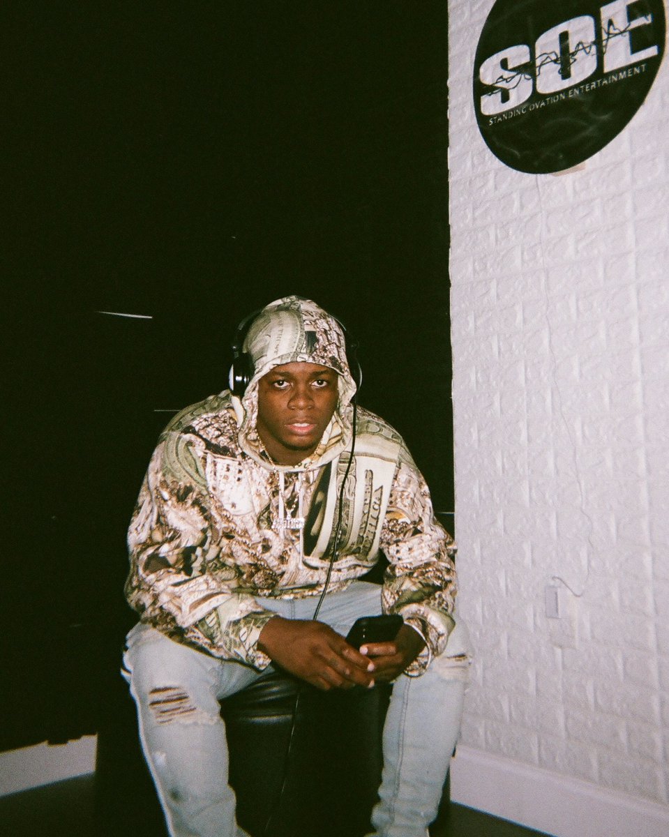 IAmGioDee's tweet photo. They try to make it hard fo me I never fold up 🧳‼️ https://t.co/FcVRPz6Mbj