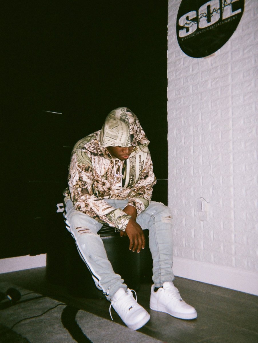 IAmGioDee's tweet photo. They try to make it hard fo me I never fold up 🧳‼️ https://t.co/FcVRPz6Mbj