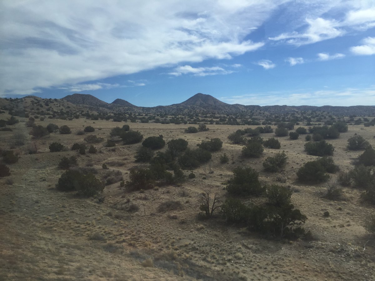 13/ Here are a few shots of the dry, striking landscape visible on the journey between Santa Fe and Albuquerque. Since I was in New Mexico briefly, only about 24 hours, and had no personal transport, this trip was a great way to see more than just Albuquerque's (dull) downtown.