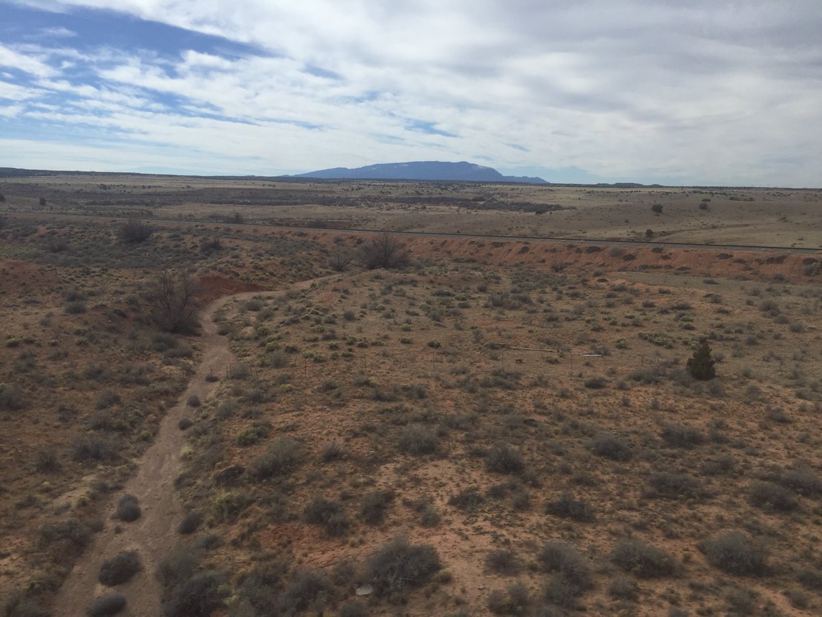 13/ Here are a few shots of the dry, striking landscape visible on the journey between Santa Fe and Albuquerque. Since I was in New Mexico briefly, only about 24 hours, and had no personal transport, this trip was a great way to see more than just Albuquerque's (dull) downtown.