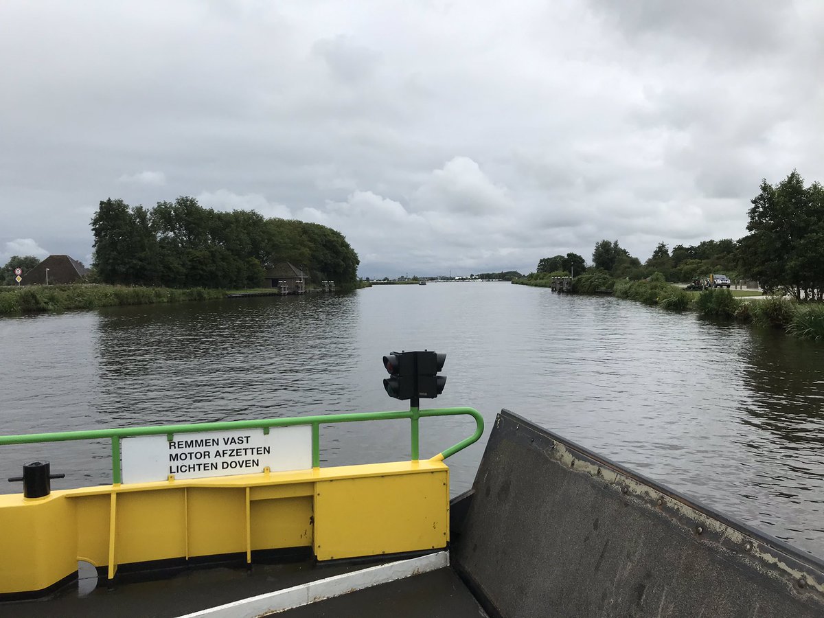 dirk_ooms's tweet image. Natgeregend en weer opgedroogd onderweg, nu bijkomen in de hotelbar.