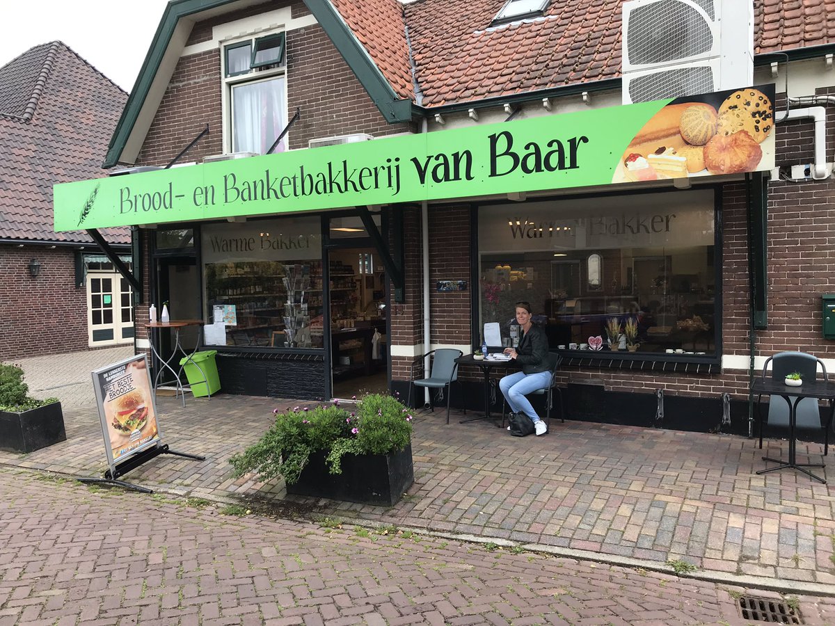 dirk_ooms's tweet image. Natgeregend en weer opgedroogd onderweg, nu bijkomen in de hotelbar.