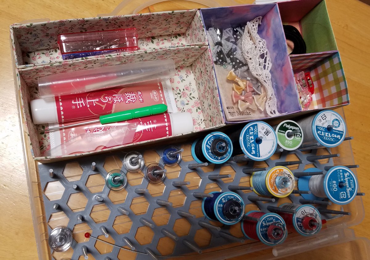 えな 4歳 2歳 ふわああああああああ できた ダイソーのアタッシュケースに鳥避け用のトゲトゲ入れてミシン糸 ボビン収納 上半分は小物入れをサイズ合わせて作った わたしこれ一生使う めちゃくちゃ使いやすい