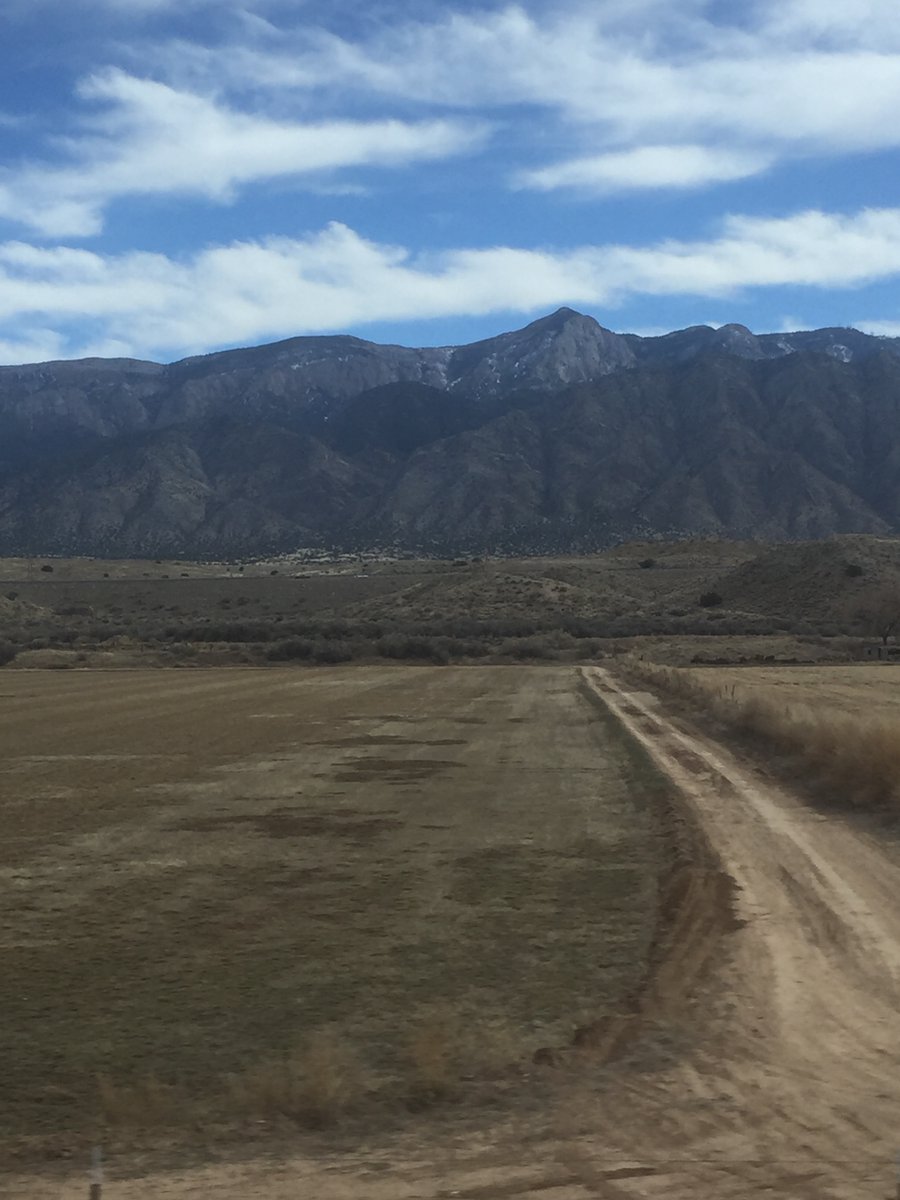 13/ Here are a few shots of the dry, striking landscape visible on the journey between Santa Fe and Albuquerque. Since I was in New Mexico briefly, only about 24 hours, and had no personal transport, this trip was a great way to see more than just Albuquerque's (dull) downtown.