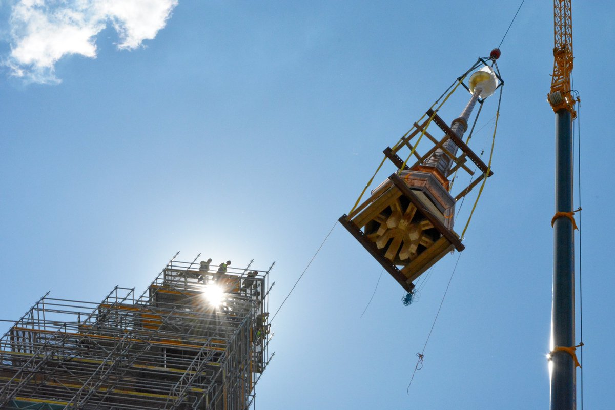 mesto_OLOMOUC's tweet image. 17 metrů vysoká hrotnice - třetí stupeň radniční věže - se dnes dostala na své původní místo. Bylo 8. října 2018 a dost podobné počasí, když se stará špice věže dotkla země. Dnes se nová sedm až osm tun těžká hrotnice vrátila zpátky. A vše do sebe zaklaplo!
#olomouc #vez #radnice