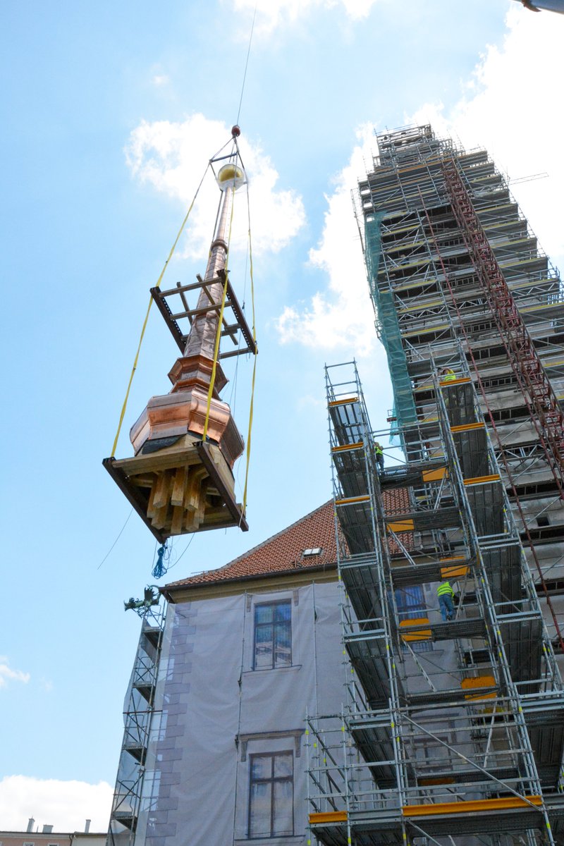 mesto_OLOMOUC's tweet image. 17 metrů vysoká hrotnice - třetí stupeň radniční věže - se dnes dostala na své původní místo. Bylo 8. října 2018 a dost podobné počasí, když se stará špice věže dotkla země. Dnes se nová sedm až osm tun těžká hrotnice vrátila zpátky. A vše do sebe zaklaplo!
#olomouc #vez #radnice