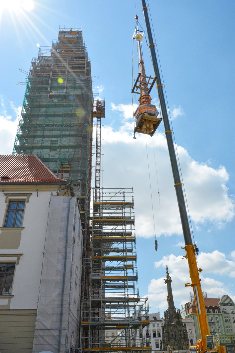 mesto_OLOMOUC's tweet image. 17 metrů vysoká hrotnice - třetí stupeň radniční věže - se dnes dostala na své původní místo. Bylo 8. října 2018 a dost podobné počasí, když se stará špice věže dotkla země. Dnes se nová sedm až osm tun těžká hrotnice vrátila zpátky. A vše do sebe zaklaplo!
#olomouc #vez #radnice