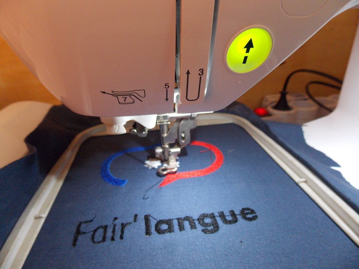 senfablab's tweet photo. #Fairlangue 2020, @senfablab a organisé un atelier sur la #borderie #numérique avec le #logiciel #libre #Inkscape. Les participants ont réussi à créer leurs propres motifs tout en respectant les gestes barrières @Re_FFAO @TiersLieuxEdu @MyHumanKit @Emmabuntus #COVID19sn @kebetu. https://t.co/sbmkB8mmV0