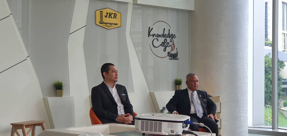 CKK_IPJKR's tweet photo. Julung kalinya CKK JKR berjaya menganjurkan Knowledge Cafe dgn topiknya "The Empowerment of Knowledge Tools JKR". Berkonsepkan santai &amp; dress code in grey black, objektif CKK berjaya dicapai sbg pembuka langkah ke arah penambahbaikan
@Ar_Azman_5167 
@KhairilHizarMK 
@JKRMalaysia https://t.co/HnCkCyEpjj