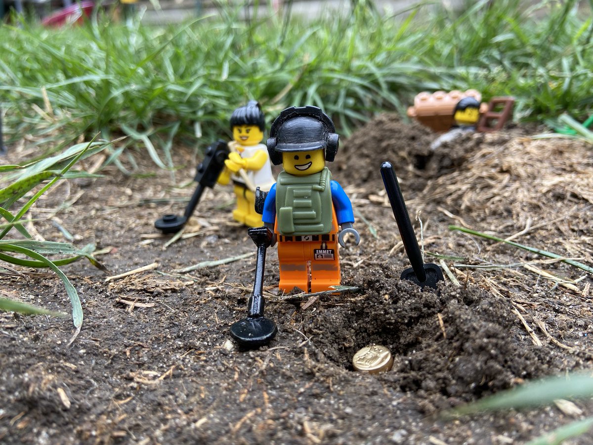 LittleJohn_RC's tweet photo. Looks like there is a Metal Detecting dig going on in Folkestone right now 😂😂👍 #LEGO #EmmetTheLegoMan #LegoMetalDetecting #MetalDetectingUK #DiggingUpTheGarden #XPDeusMini #EverythingIsAwesome https://t.co/4vJTgJRqgk