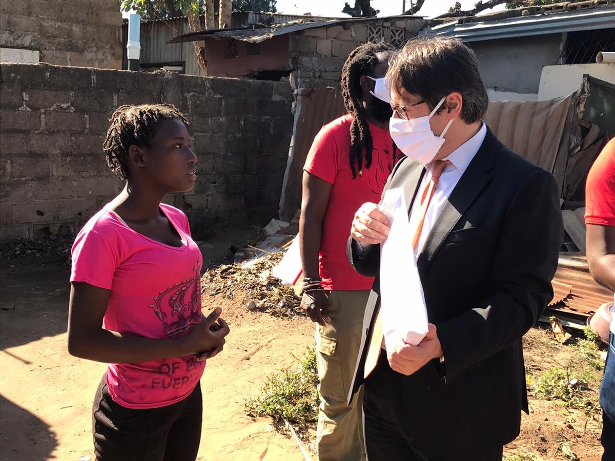 izzo_d's tweet photo. La réception du #14juillet ayant été annulée en raison de la crise de la #COVID19, @FranceMaputo a utilisé les crédits disponibles pour distribuer des kits sanitaires (masques en tissu et savons) à plusieurs centaines de familles du quartier de #PolanaCaniço de #Maputo 👍🏻😷 https://t.co/OCBjfg94VK