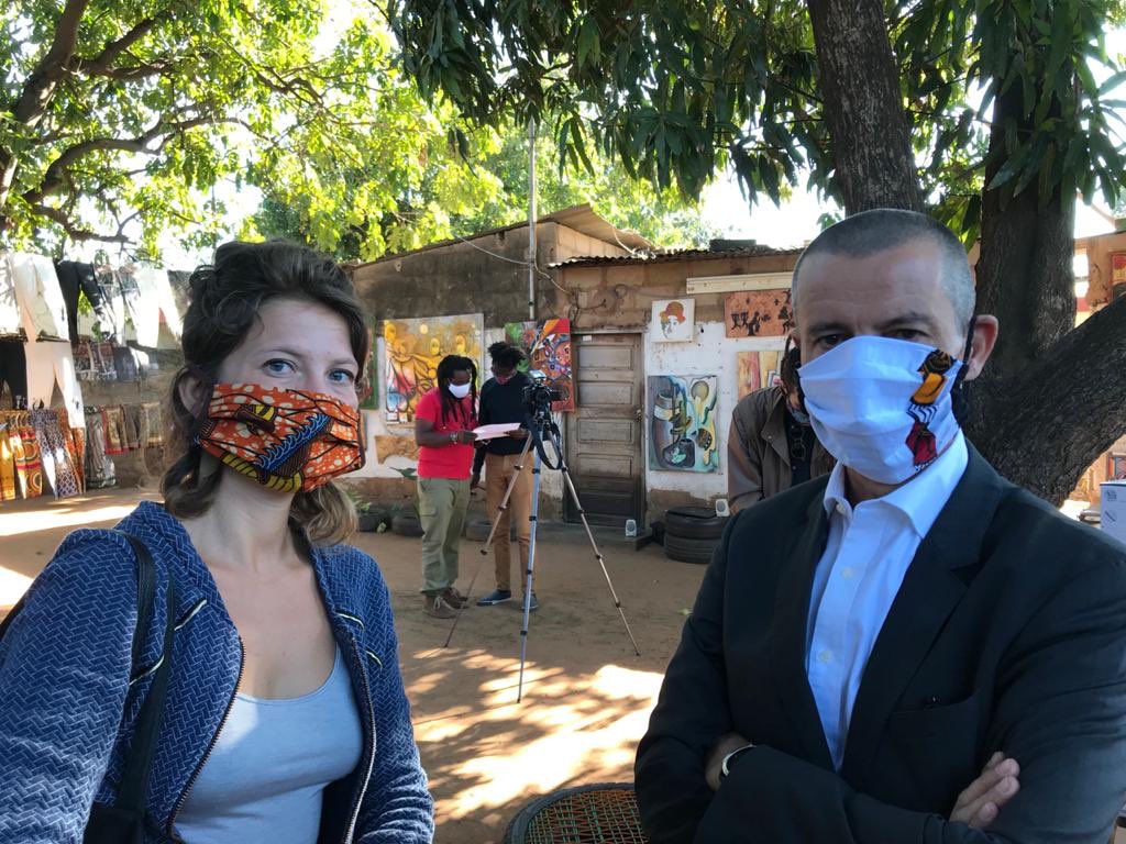 izzo_d's tweet photo. La réception du #14juillet ayant été annulée en raison de la crise de la #COVID19, @FranceMaputo a utilisé les crédits disponibles pour distribuer des kits sanitaires (masques en tissu et savons) à plusieurs centaines de familles du quartier de #PolanaCaniço de #Maputo 👍🏻😷 https://t.co/OCBjfg94VK