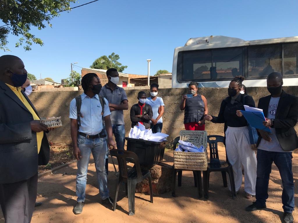 izzo_d's tweet photo. La réception du #14juillet ayant été annulée en raison de la crise de la #COVID19, @FranceMaputo a utilisé les crédits disponibles pour distribuer des kits sanitaires (masques en tissu et savons) à plusieurs centaines de familles du quartier de #PolanaCaniço de #Maputo 👍🏻😷 https://t.co/OCBjfg94VK
