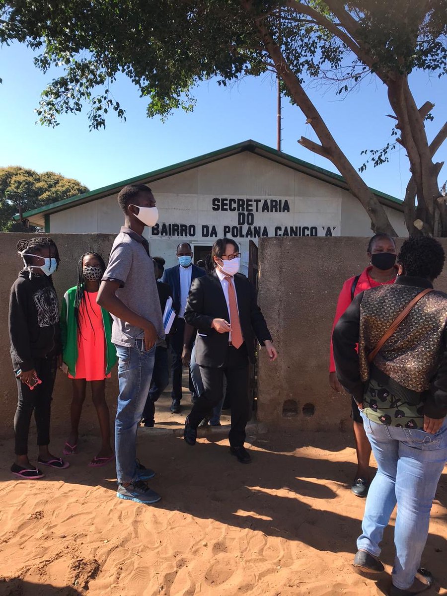 izzo_d's tweet photo. La réception du #14juillet ayant été annulée en raison de la crise de la #COVID19, @FranceMaputo a utilisé les crédits disponibles pour distribuer des kits sanitaires (masques en tissu et savons) à plusieurs centaines de familles du quartier de #PolanaCaniço de #Maputo 👍🏻😷 https://t.co/OCBjfg94VK