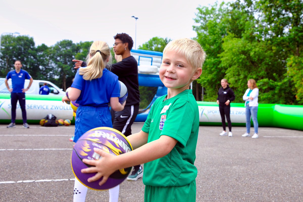 RZU038's tweet photo. HANDS UP! 🏀

Een meer dan geslaagde eerste dag van KUSZ. Twee leeftijdsgroepen, verdeeld over de maandag, maken kennis met basketbal en volgen een gave (3x3) clinic verzorg door 3X3 UNITES. #KUSZ 

@SportService038 x @LandstedeSport https://t.co/bxpnXMZd9Z