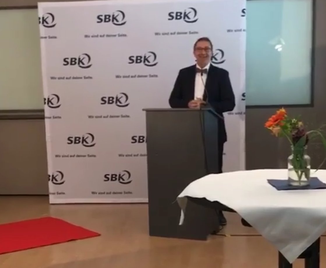 Normalerweise zeichnet die <a href="/Siemens_BKK/">SBK Siemens-Betriebskrankenkasse</a> Kolleg*innen ganz glamourös auf dem jährlichen Mitarbeiterevent aus. Toll, dass das in #Corona Zeiten auch digital funktioniert! #meinesbk 🎉🏅💪
