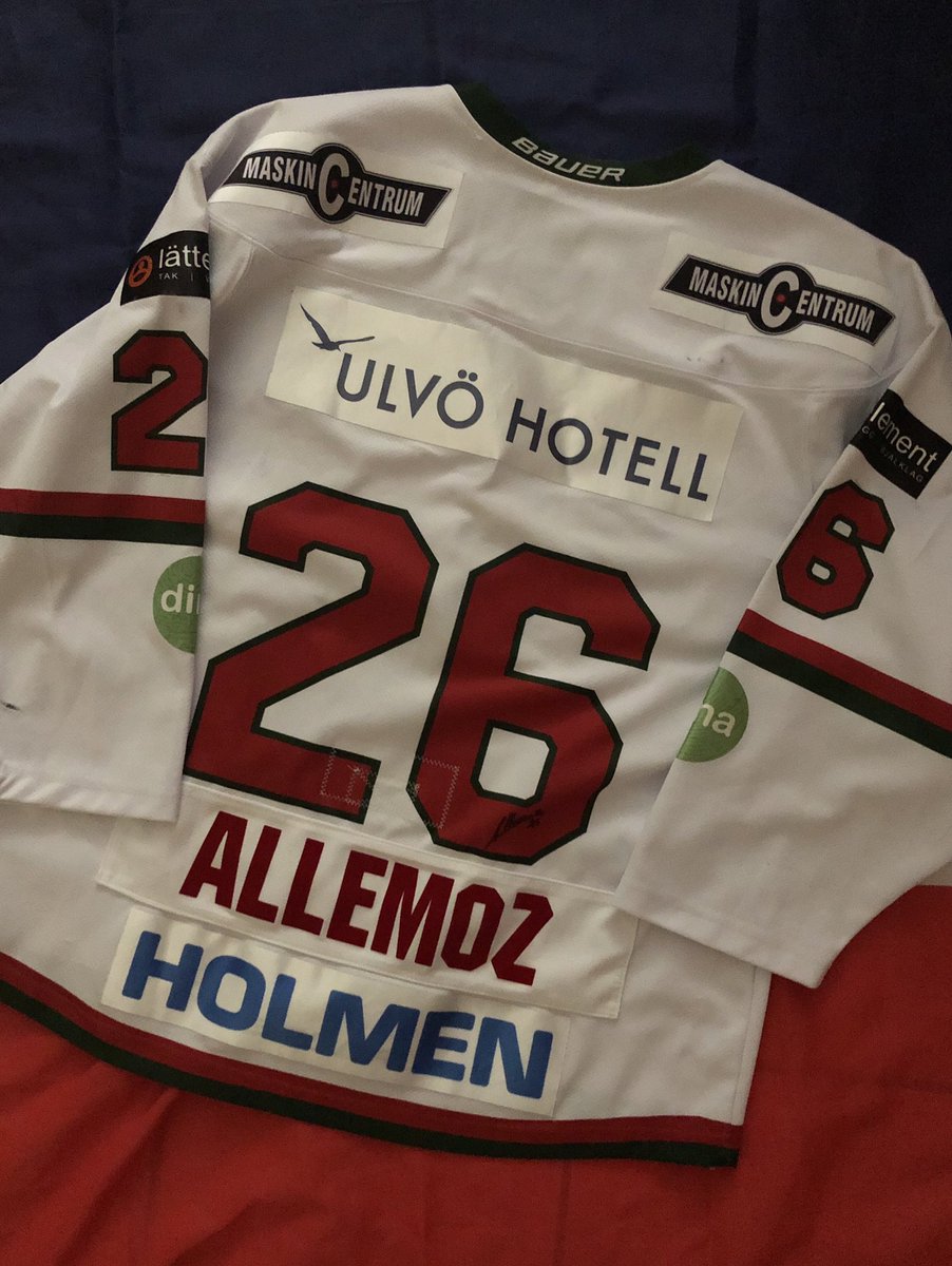 sroguez's tweet photo. Et le voilà ! Le cadeau gagné grâce à la tombola de l��association @SparaSlap ! Trop cool 😎 

Merci à @AllemozMarion à qui je souhaite en avance une bonne saison avec Modo ! 💪
@CbaBernard @Hockey_FRA https://t.co/M8yb6bMpqR